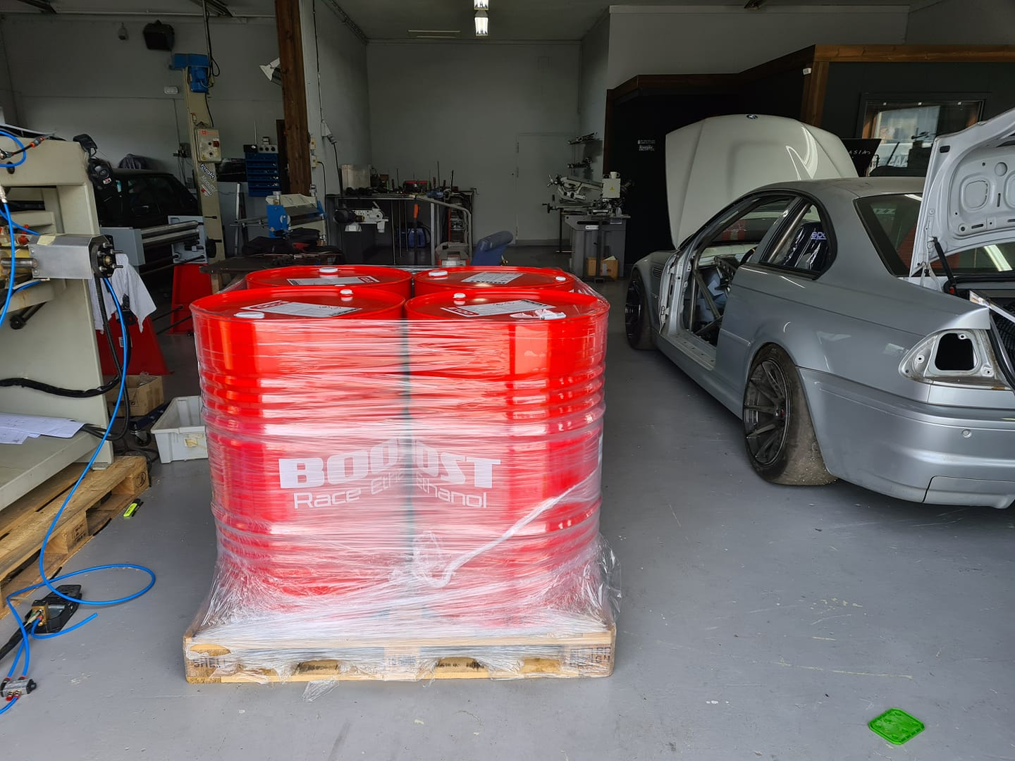 Boost Racefuel levert i verkstedet hos JAAS